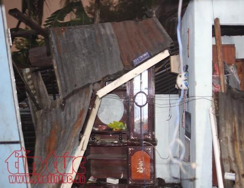 TP Hồ Chí Minh: Dông lốc bất ngờ, hàng chục căn nhà bị tốc mái, sập tường ảnh 3